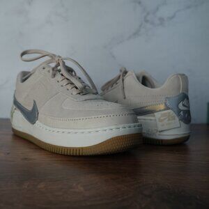Nike W AF1 Jester Low Air Force 1 – Desert Sand/Metallic Platinum – Size 7.5W